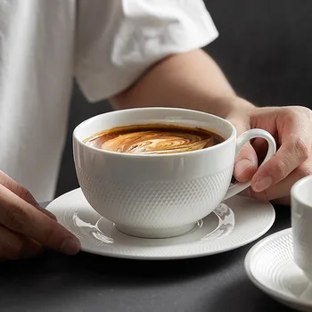 Бяла е малка чаена чаша, комплект чаши и блюдец, благородна обилна керамика, благородна домашна френска офис прибори за следобеден чай